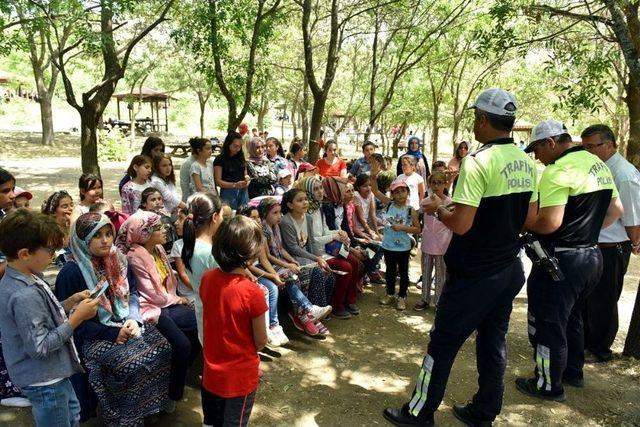 Öğrencinin Sorduğu Soru Trafik Polisine Zor Anlar Yaşattı