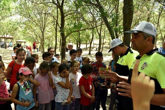 Öğrencinin Sorduğu Soru Trafik Polisine Zor Anlar Yaşattı