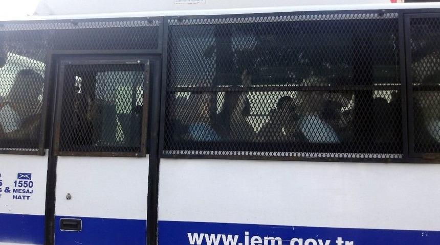 ’kedicikler’ Cezaevine El Sallayarak Geldi