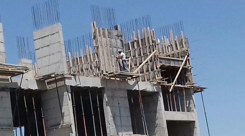 Ağrı’da İnşaat İşçisinin 6’ncı Katta Tehlikeli Çalışması