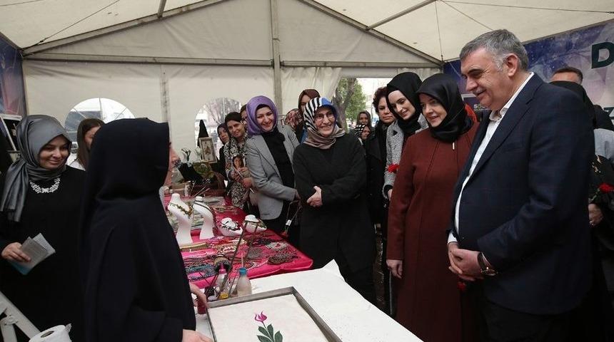 Başkan To&ccedil;oğlu, Kadınlar G&uuml;n&uuml; Etkinlik &Ccedil;adırını Ziyaret Etti