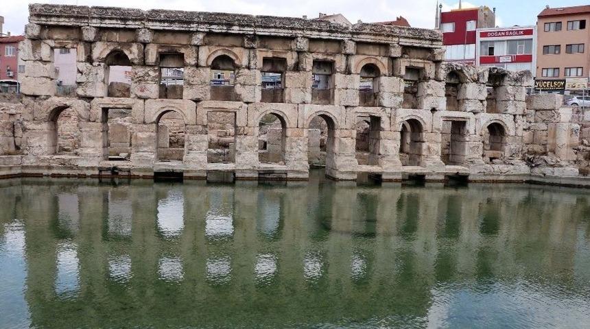 2 Bin Yıllık Tarihi Roma Hamamı&rsquo;nda Arkeolojik Kazılar S&uuml;r&uuml;yor