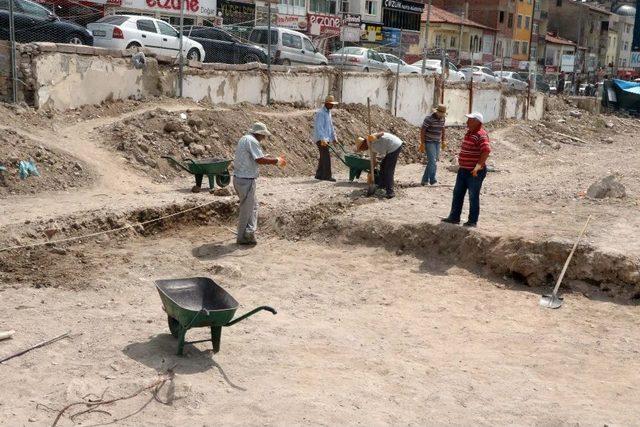 2 Bin Yıllık Tarihi Roma Hamamı’nda Arkeolojik Kazılar Sürüyor