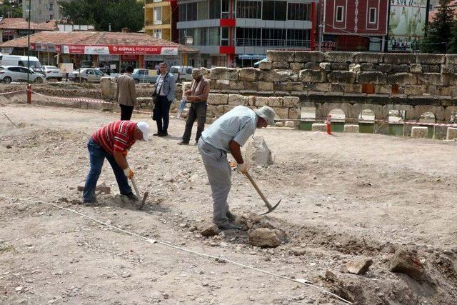 2 Bin Yıllık Tarihi Roma Hamamı’nda Arkeolojik Kazılar Sürüyor