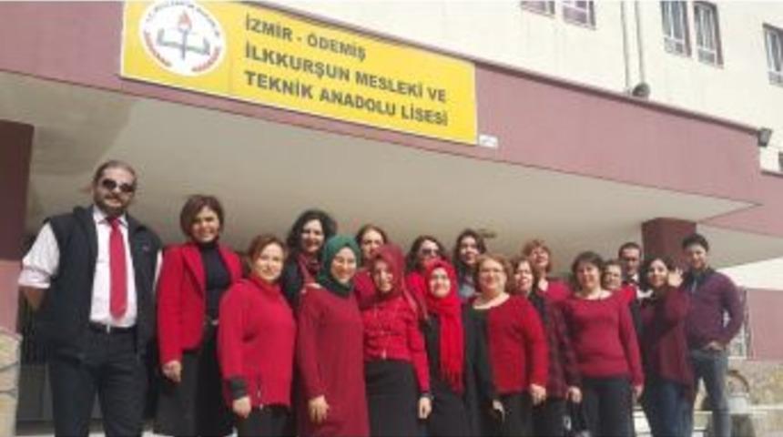 Kadın &Ouml;ğretmenler Kırmızı Elbiseleri İle Okula Geldiler