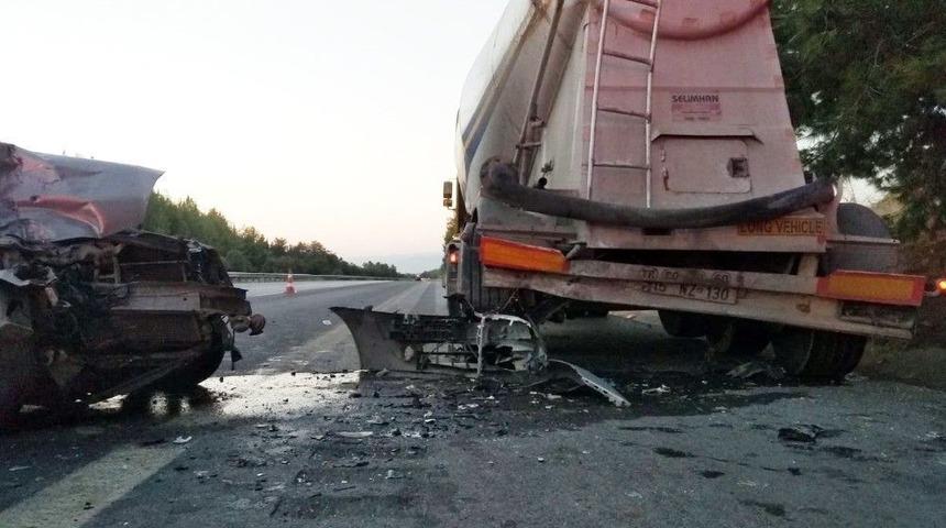 Kaza Yapan Otomobilden D&uuml;şen Davetiye Y&uuml;rekleri Dağladı