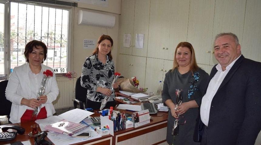 Başkan Serdar Berk&rsquo;ten Esnaf Kadınlara Karanfil