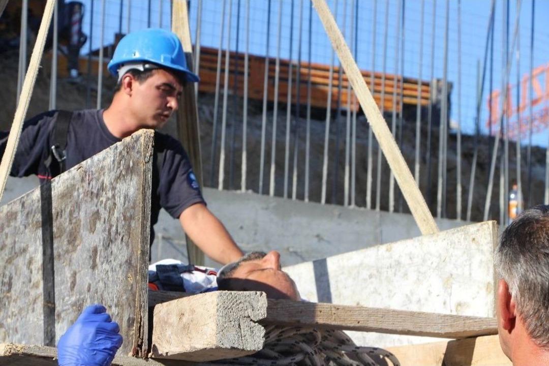 Yaralı İş&ccedil;i Tahtadan Sedye Ve Vin&ccedil;le Kurtarıldı