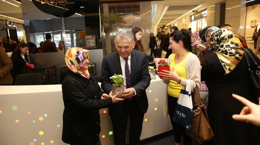 Kadınların El Emeği 8 Mart D&uuml;nya Kadınlar G&uuml;n&uuml;&rsquo;nde Sergilendi