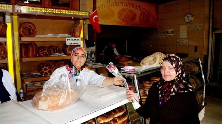 Fırıncı Esnafından Kadın M&uuml;şterilerine Karanfil