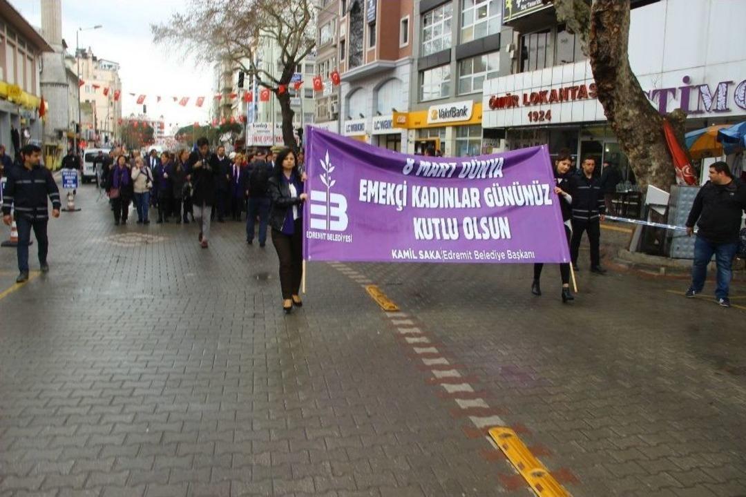 Kadınlar 8 Mart İ&ccedil;in Y&uuml;r&uuml;d&uuml;