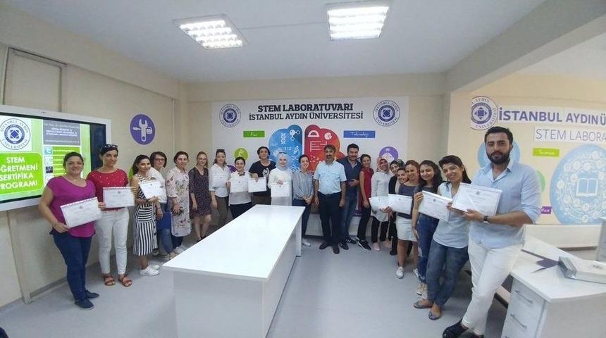 T&uuml;rkiye&rsquo;nin İlk Stem Laboratuvarından 80 &Ouml;ğretmene Sertifika