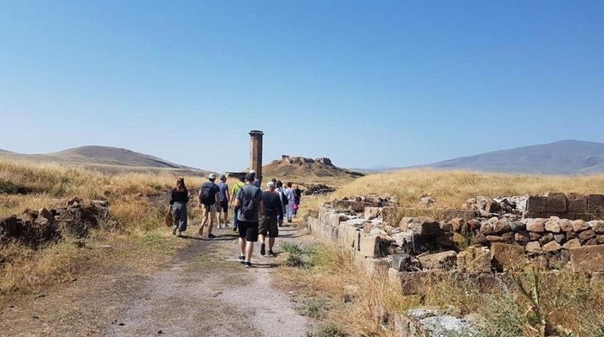 Ani Ören Yeri Ziyaretçilerini Büyülüyor