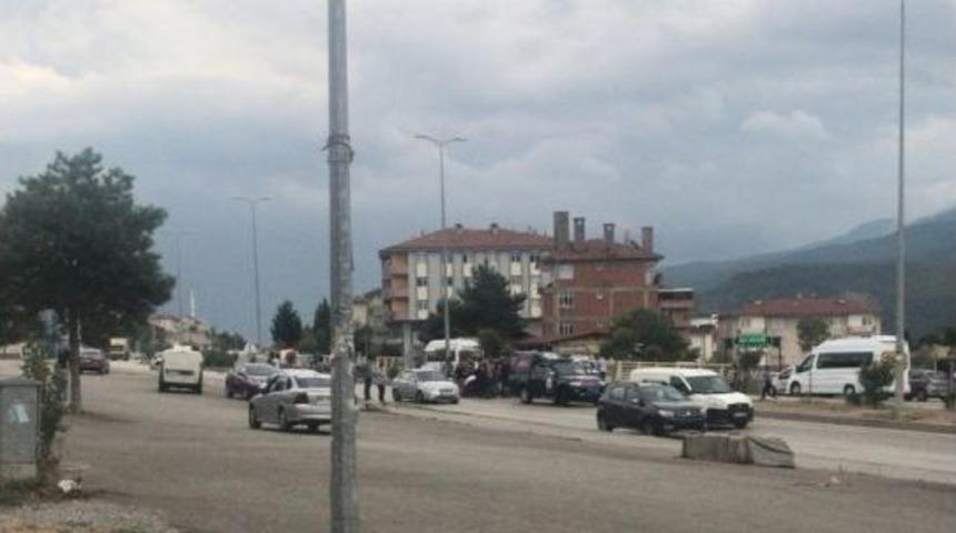 Yolun Karşısına Ge&ccedil;meye &Ccedil;alışan Kıza Otomobil &Ccedil;arptı