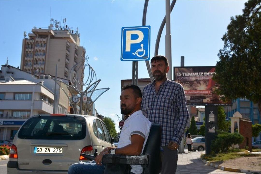 Dernek &Ouml;n&uuml;ne Park Eden S&uuml;r&uuml;c&uuml;ler Engellileri İsyan Ettirdi