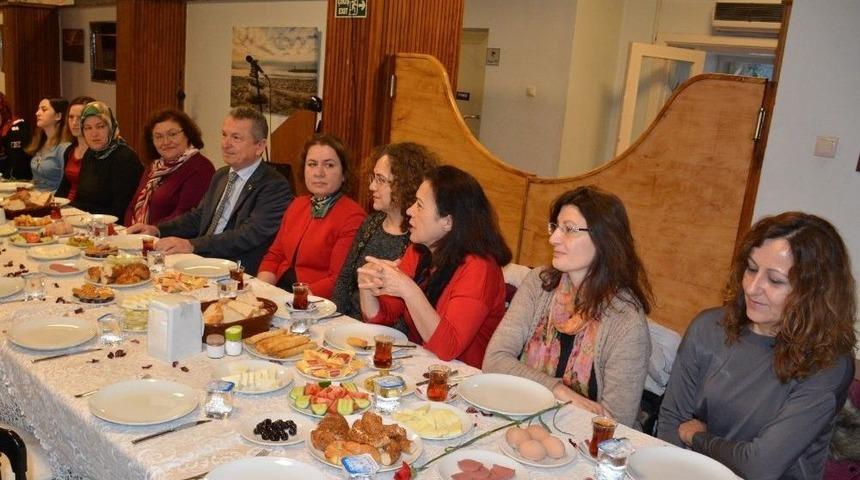 Belediye Başkanı, Kadın &Ccedil;alışanlara 8 Mart&rsquo;ı &Uuml;cretli Tatil Yaptı