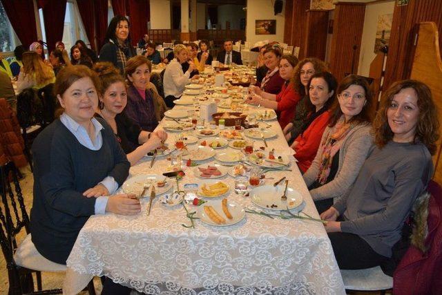 Belediye Başkanı, Kadın Çalışanlara 8 Mart’ı Ücretli Tatil Yaptı