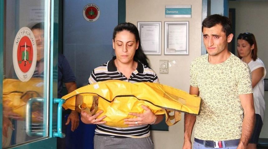 Acılı Annenin Bebeğine Son Bakışı