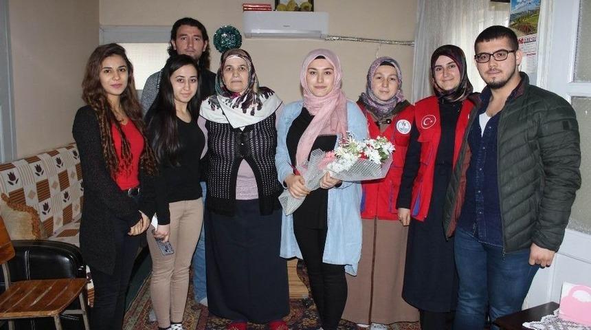 Gen&ccedil;ler Gazi Annesini Ziyaret Etti