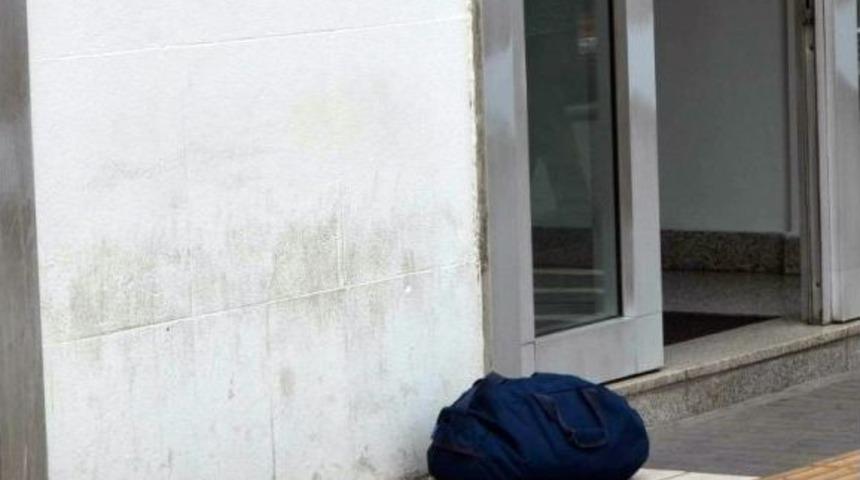 Banka &Ouml;n&uuml;ne Bırakılan Ş&uuml;pheli &Ccedil;anta Polisi Alarma Ge&ccedil;irdi