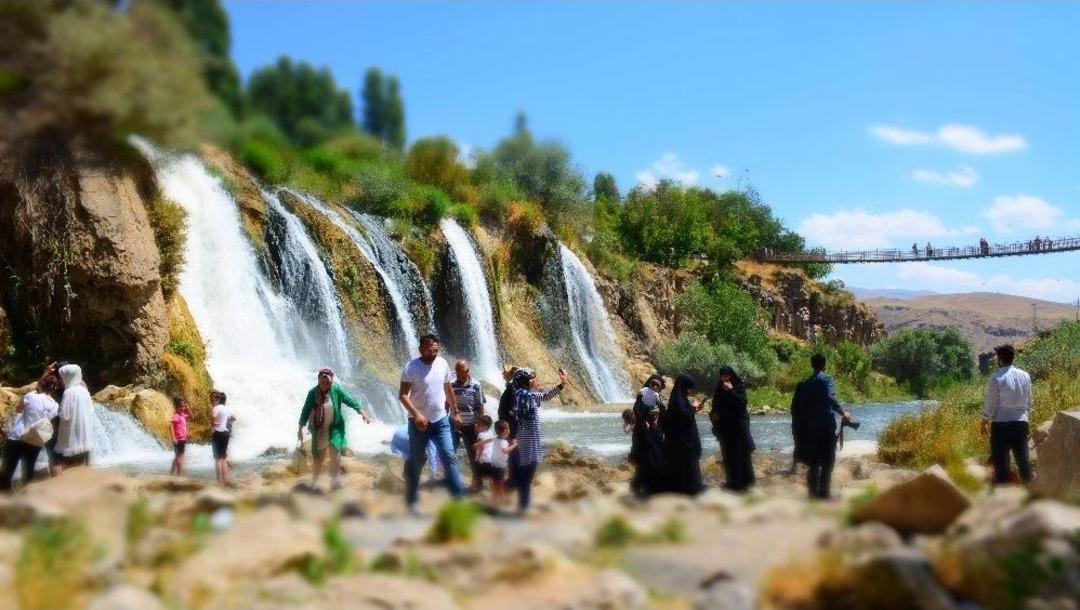 Serinlemek İsteyenler Şelaleye Akın Ediyor