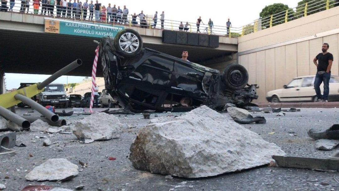 Kamyonun &Ccedil;arptığı Otomobil Alt Ge&ccedil;ide D&uuml;şt&uuml;