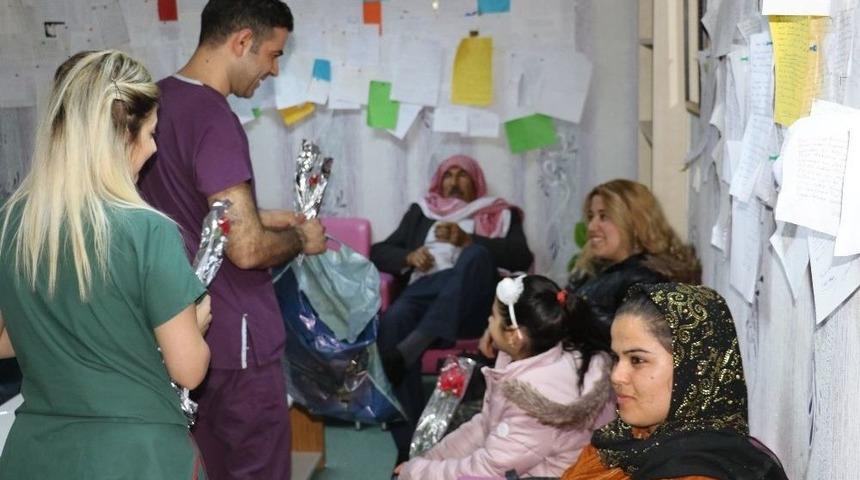 Hastalarını Karanfille Karşıladı
