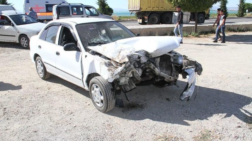 Otomobil Kamyona Çarptı: 2 Yaralı