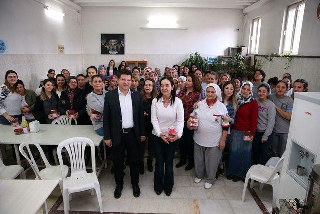 Başkan Subaşıoğlu’ndan Kadın Tekstil İşçilerine 8 Mart Süprizi