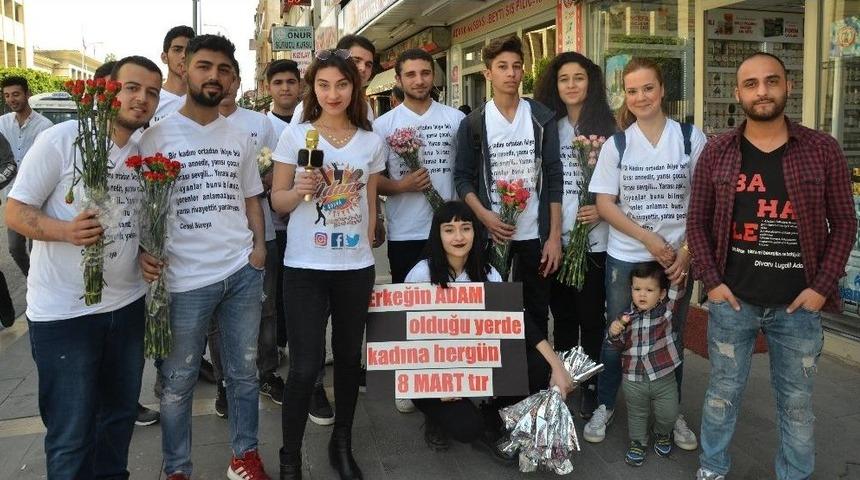Adanalı Gen&ccedil;ler Kadınlara &Ccedil;i&ccedil;ek Dağıttı