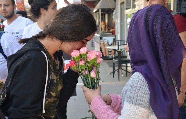 Adanalı Gençler Kadınlara Çiçek Dağıttı