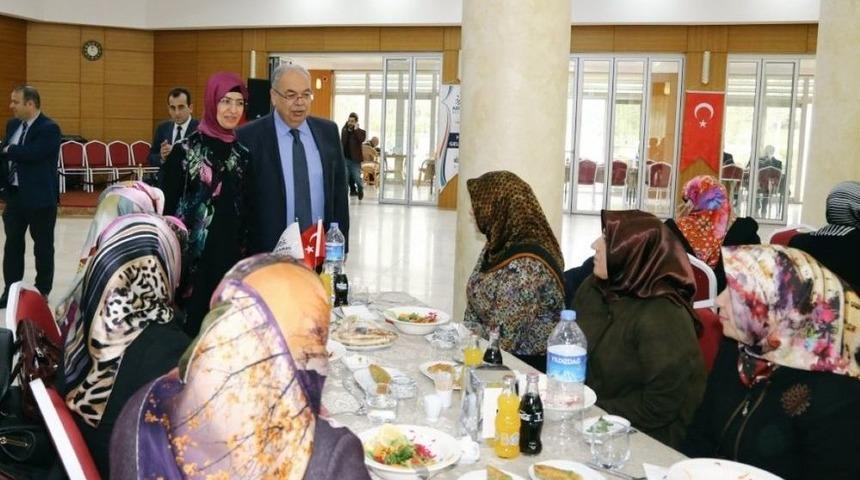 Adıyaman Belediyesinin Bayan &Ccedil;alışanları İl Protokol&uuml;yle Yemekte Buluştu