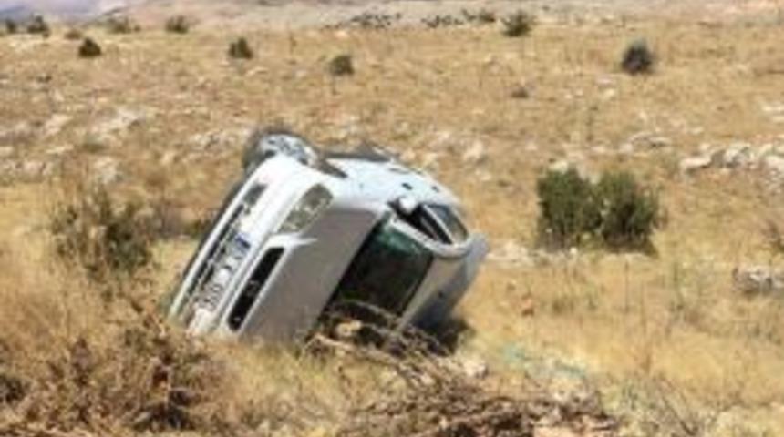 Otomobil Şarampole Yuvarlandı: 3 Yaralı