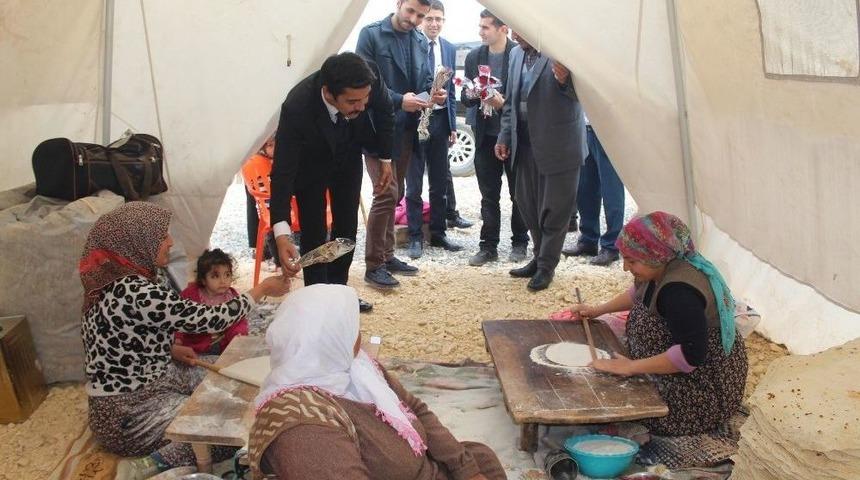 Samsatlı Depremzede Kadınlara Karanfil Dağıtıldı