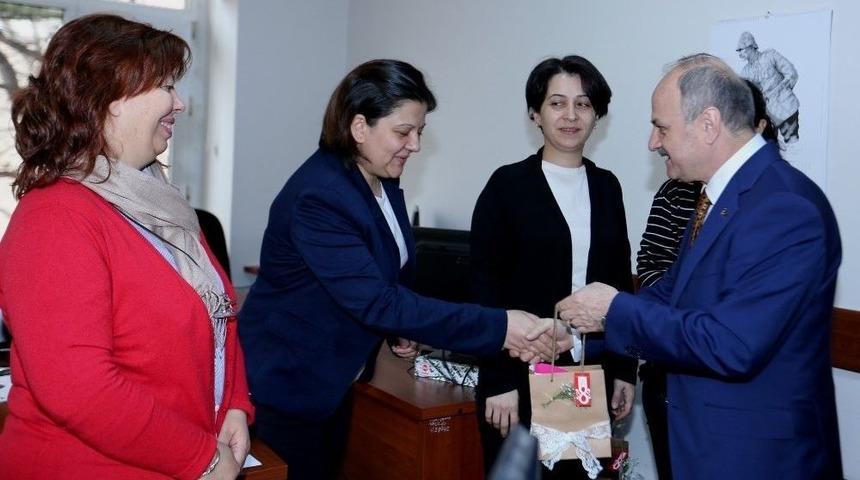 Vali &Ccedil;akacak, Eskişehir Valiliği&rsquo;nde G&ouml;rev Yapan Kadınların G&uuml;n&uuml;n&uuml; Kutladı