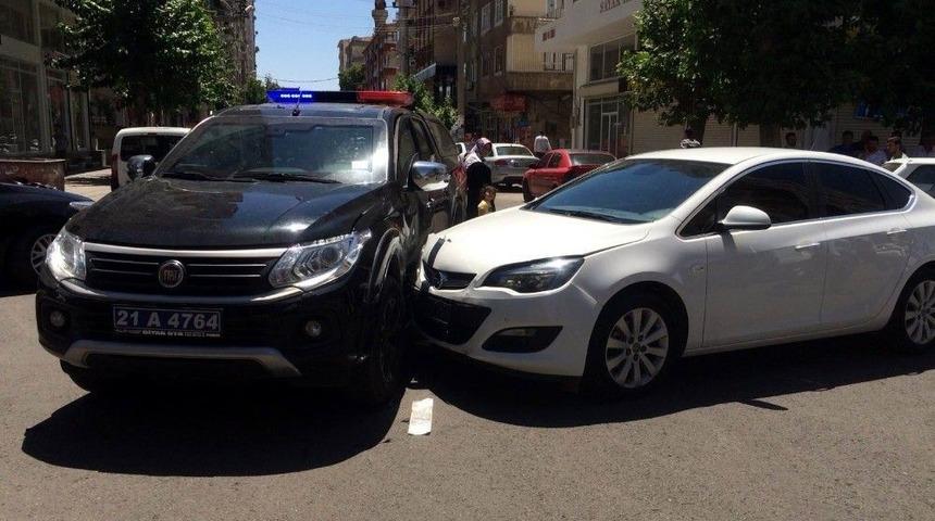 Diyarbakır&rsquo;da Polis Aracı Kaza Yaptı