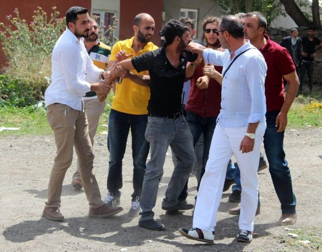 Erzurum&rsquo;da &Ccedil;ocuk Kavgası Mahalleyi Savaş Alanına &Ccedil;evirdi