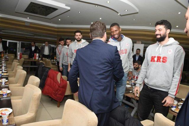 Başkan Yılmaz’dan Karesispor Basket Takımına Moral Yemeği