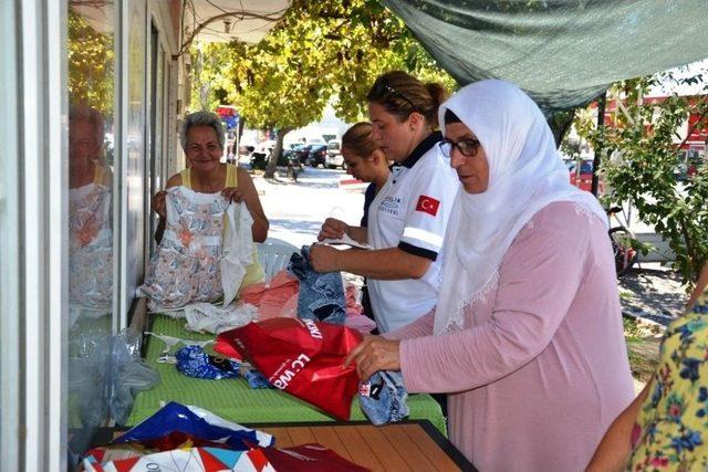 Ayvalık’ta ‘şefkatli Eller’ İhtiyaç Sahibi Çocukların Bayramlıkları İçin Birleşti