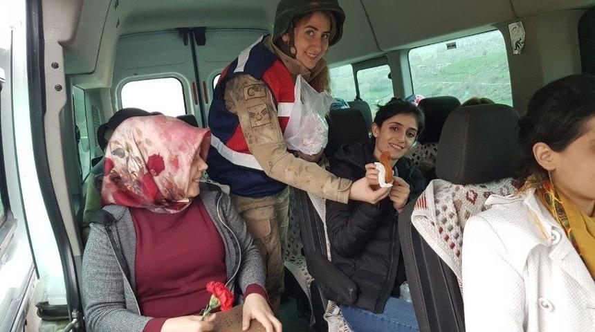 Kadın Jandarmalardan &Ccedil;i&ccedil;ek Ve Tatlı