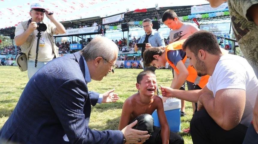 Yenilip Ağlayan G&uuml;reş&ccedil;iyi Belediye Başkanı Sakinleştirdi