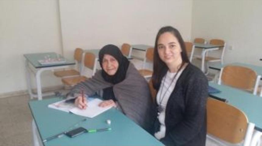 90 Yaşındaki G&uuml;l&uuml;zar Ninenin Okuma Yazma Azmi Gen&ccedil;lere Taş &Ccedil;ıkartıyor