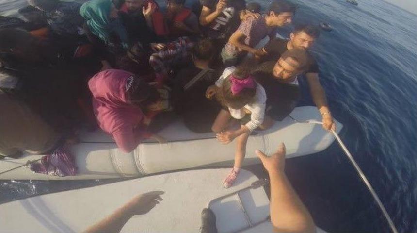 İzmir&rsquo;de 53 Ka&ccedil;ak G&ouml;&ccedil;men Yakalandı