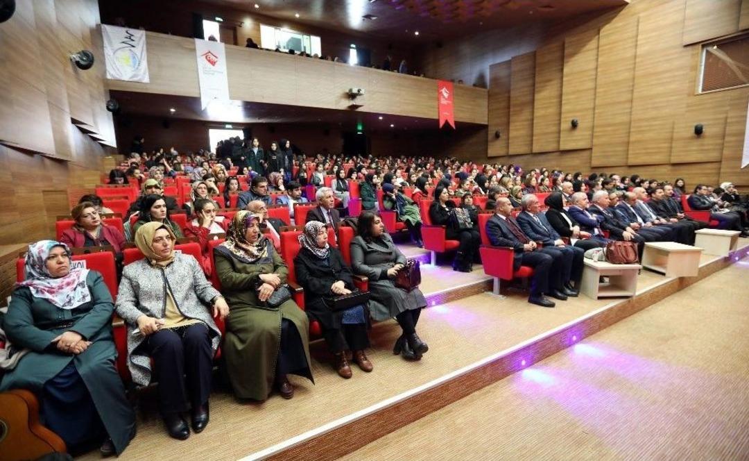 Van B&uuml;y&uuml;kşehir Belediyesinden Kadınlar İ&ccedil;in İki Ayrı Panel