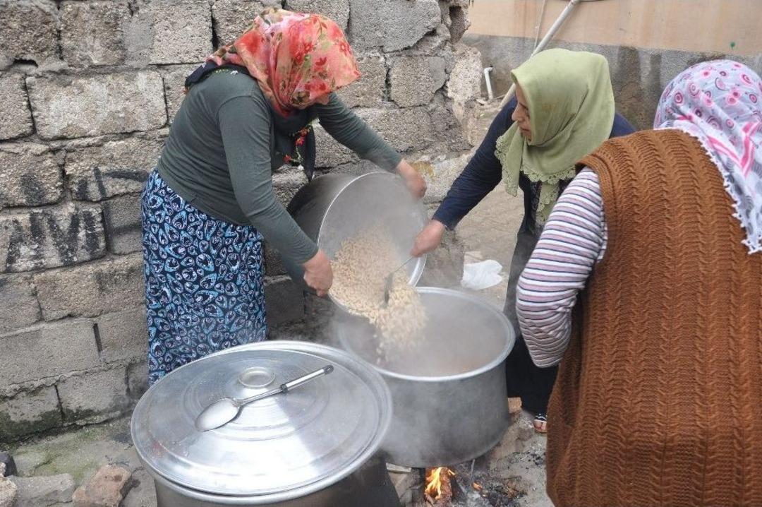 Reyhanlı&rsquo;da Mahalle Sakinlerinden Mehmet&ccedil;ik&rsquo;e Ev Yemeği