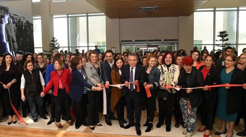 Başkan B&ouml;cek, &ldquo;g&uuml;&ccedil; Ve Kadın&rdquo;ın &Ouml;d&uuml;llerini Verdi