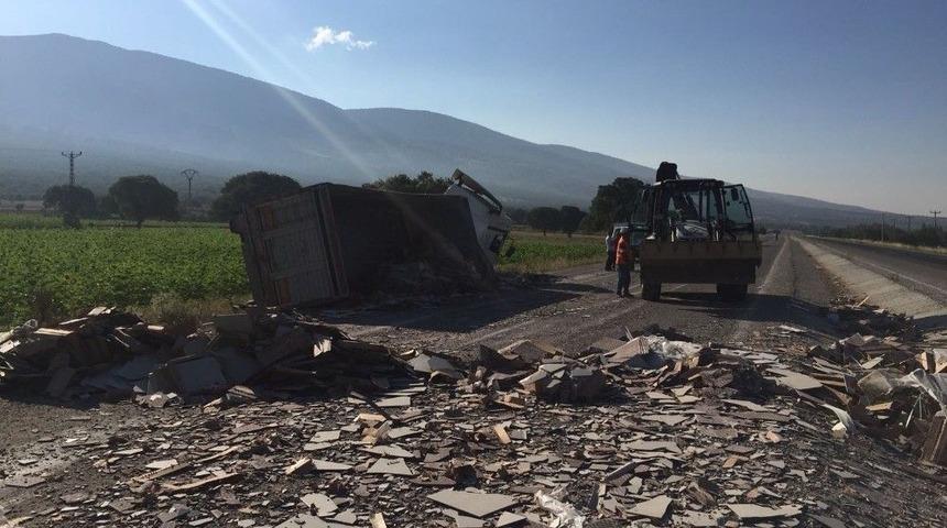 Devrilen Tırın Şof&ouml;r&uuml; Kazayı Yara Almadan Atlattı