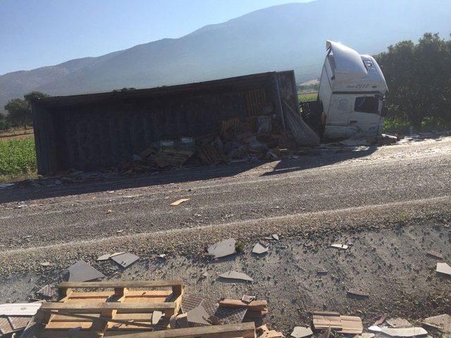 Devrilen Tırın Şof&ouml;r&uuml; Kazayı Yara Almadan Atlattı 2