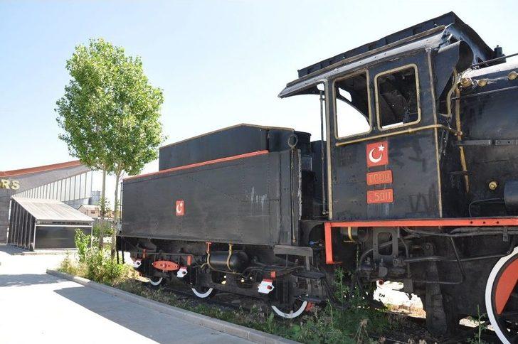 76 Yıllık Kara Tren Kars Garı’nda Sergileniyor G1