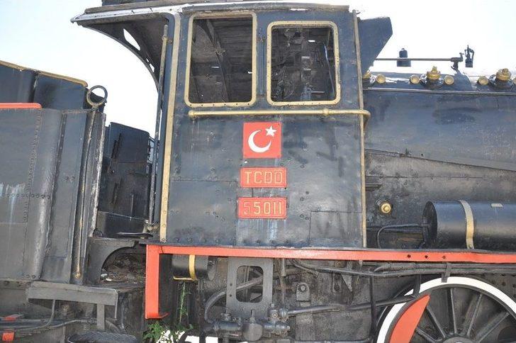 76 Yıllık Kara Tren Kars Garı’nda Sergileniyor G2